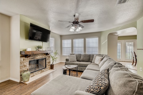 BMT Grads Stay! Minutes to Lackland + Community Pool, SeaWorld, Shopping!