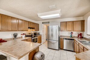 ثلاجة، ميكروويف، فرن، موقد طهي مسطح