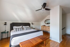 4 makuuhuonetta, silitysrauta/-lauta, ilmainen Wi-Fi, vuodevaatteet