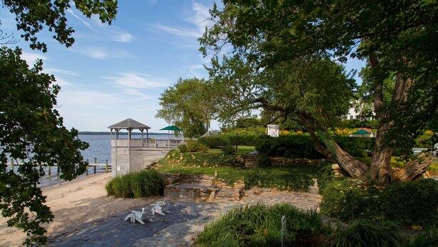 Un belvédère, une terrasse en pierre et une vue sur la plage.