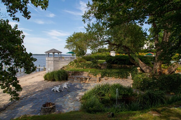 Property grounds - Truly unique stay riverfront cottages w/ pool, beach, gardens and vineyards (King George)