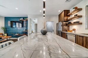 Fridge, microwave, oven, stovetop - LaFave-Luxury Suite at Zion: Temple of Sinawava (Springdale)