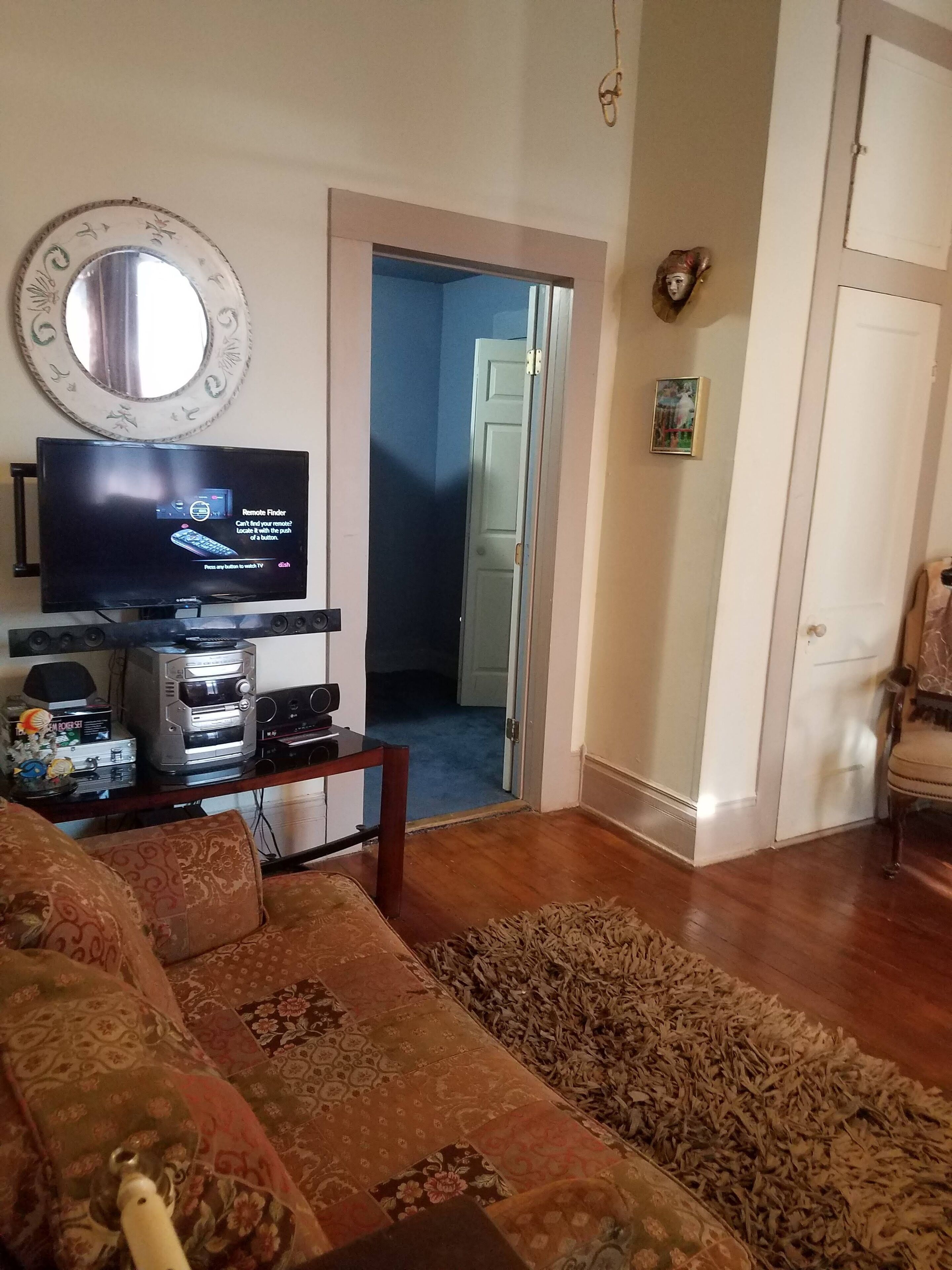 Spacious and close to<br>Downtown<br>Riverwalk<br>ZOO<br>Missions<br>Dome<br>Conv. Center. parking