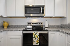 Fridge, microwave, oven, stovetop - Sleek, Like-New, Sparkling Clean Townhome! (Nampa)