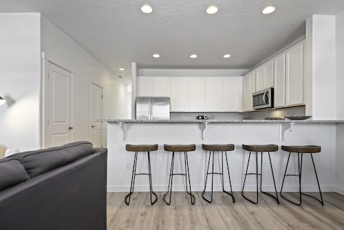 Sleek, Like-New, Sparkling Clean Townhome!