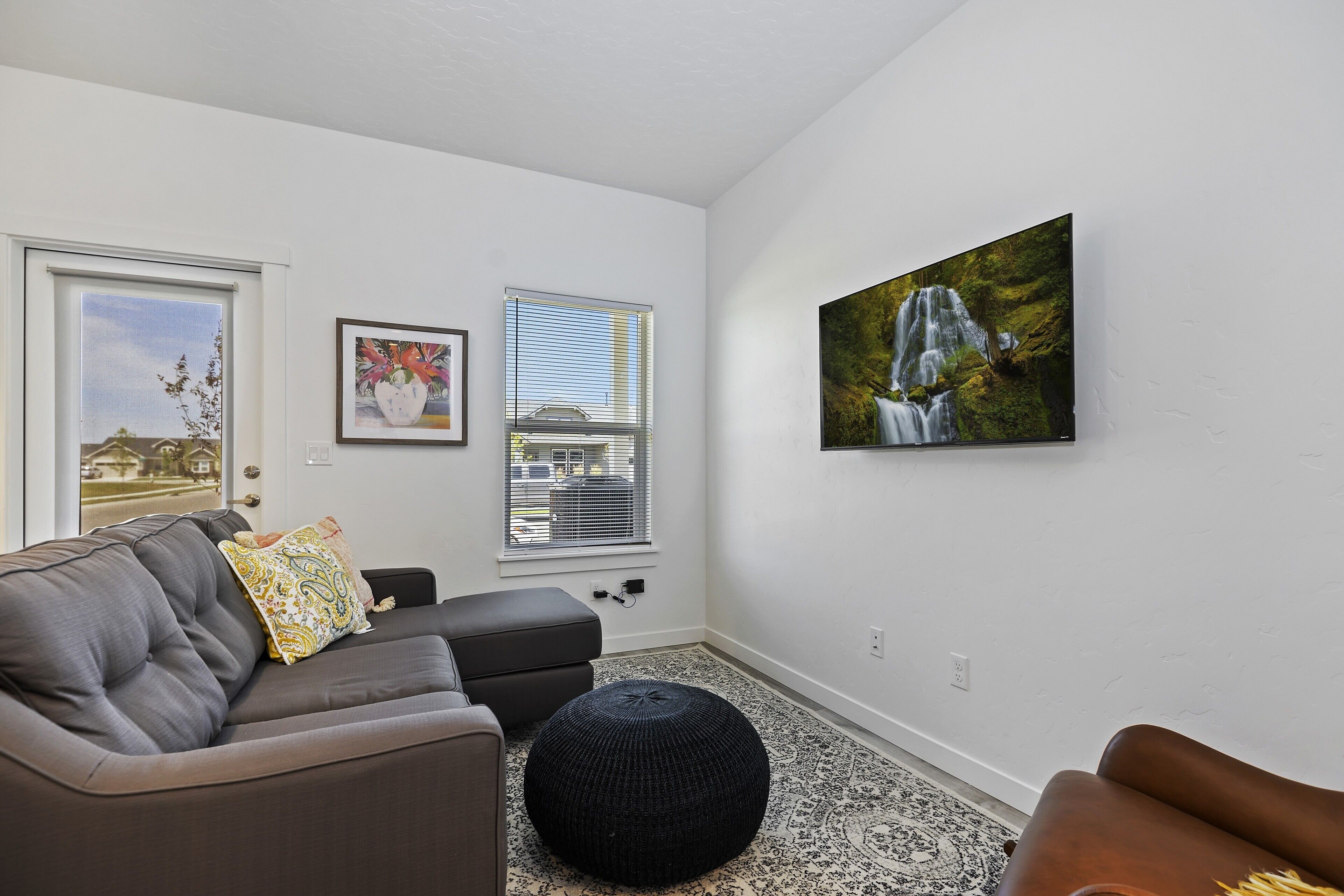 Sleek, Like-New, Sparkling Clean Townhome!