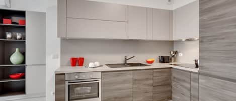 Een koelkast, een oven, een kookplaat, een vaatwasser