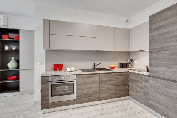 Fridge, oven, stovetop, dishwasher - Brand new apartment located in Cernobbio, a charming town on the shores of Lake Como! The area is elegant and residential, with 3 big supermarkets nearby, as well as pharmacies, bars and restaurants! Bus stop heading to Como and Menaggio at 550m from the (Cernobbio)