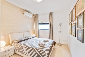 3 bedrooms, WiFi - GuestHost - La Perla apartment is located in a newly built condominium, located in a panoramic residential area of Como, on the border with Cernobbio. The location is highly suggested for exploring both the city and the villages on the western coast of (Como)