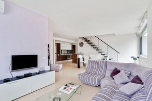 Living area - GuestHost - La Perla apartment is located in a newly built condominium, located in a panoramic residential area of Como, on the border with Cernobbio. The location is highly suggested for exploring both the city and the villages on the western coast of (Como)