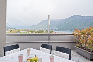 Outdoor dining - GuestHost - La Perla apartment is located in a newly built condominium, located in a panoramic residential area of Como, on the border with Cernobbio. The location is highly suggested for exploring both the city and the villages on the western coast of (Como)