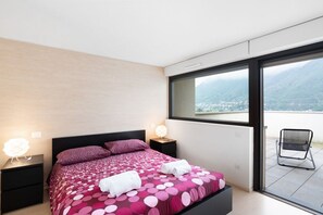 3 bedrooms, WiFi - GuestHost - La Perla apartment is located in a newly built condominium, located in a panoramic residential area of Como, on the border with Cernobbio. The location is highly suggested for exploring both the city and the villages on the western coast of (Como)