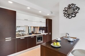 Fridge, oven, stovetop, dishwasher - GuestHost - La Perla apartment is located in a newly built condominium, located in a panoramic residential area of Como, on the border with Cernobbio. The location is highly suggested for exploring both the city and the villages on the western coast of (Como)