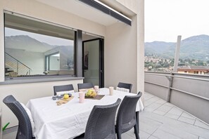Outdoor dining - GuestHost - La Perla apartment is located in a newly built condominium, located in a panoramic residential area of Como, on the border with Cernobbio. The location is highly suggested for exploring both the city and the villages on the western coast of (Como)
