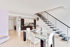 Interior - La Perla apartment is located in a newly built condominium, located in a panoramic residential area of Como, on the border with Cernobbio. The location is highly suggested for exploring both the city and the villages on the western coast of the lake. B (Como)