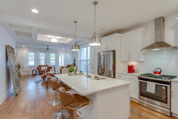 冷蔵庫、電子レンジ、オーブン、コンロ