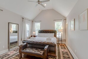 4 bedrooms, desk, iron/ironing board, WiFi - Nashville Charmer - The Nations - Big Luxury Home (Nashville)