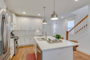 冷蔵庫、電子レンジ、オーブン、コンロ