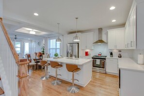 冷蔵庫、電子レンジ、オーブン、コンロ