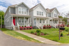 Exterior - Nashville Charmer - The Nations - Big Luxury Home (Nashville)