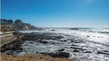 Playa en los alrededores, camastros y toallas de playa