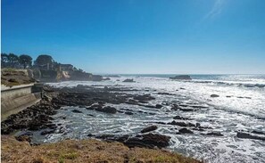 在海灘附近、躺椅、沙灘巾