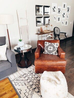 Smart TV, fireplace, books, stereo