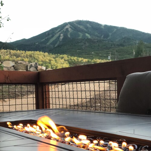 ★Chef's kitchen, huge balcony, sec. parking, Traeger grill, amazing views!!