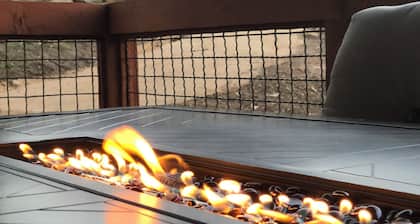 ★Chef's kitchen, huge balcony, sec. parking, Traeger grill, amazing views!!