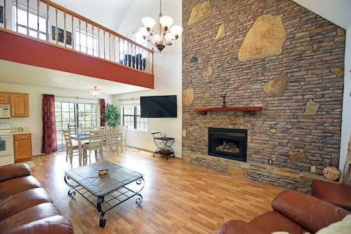 Spacious Family Mountain Gem Nestled in Nature-5 min to Historic Murphy! 