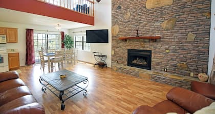 Spacious Family Mountain Gem Nestled in Nature-5 min to Historic Murphy!