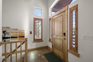 Private front door entrance - The Nordic: 2000 Sq Ft 4Br/3.5Ba Luxury Townhouse W/Private Hot Tub near lifts (Park City)