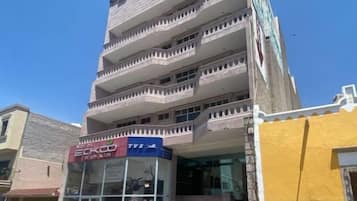 Vista frontal de la propiedad