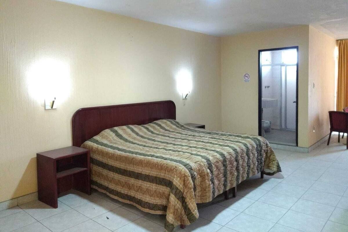 Business Room | Desk, WiFi (free), bed sheets