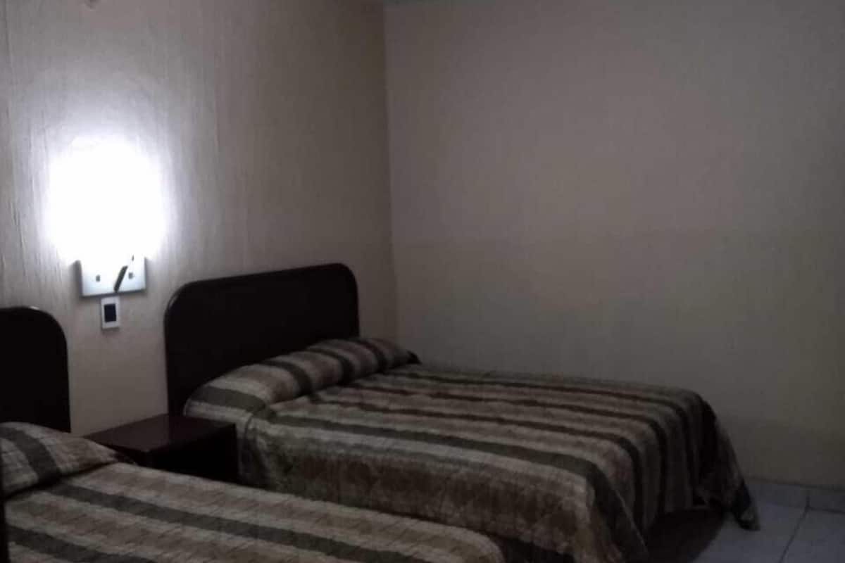 Escritorio, wifi gratis y ropa de cama