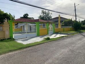 المنطقة المحيطة بالمنشأة