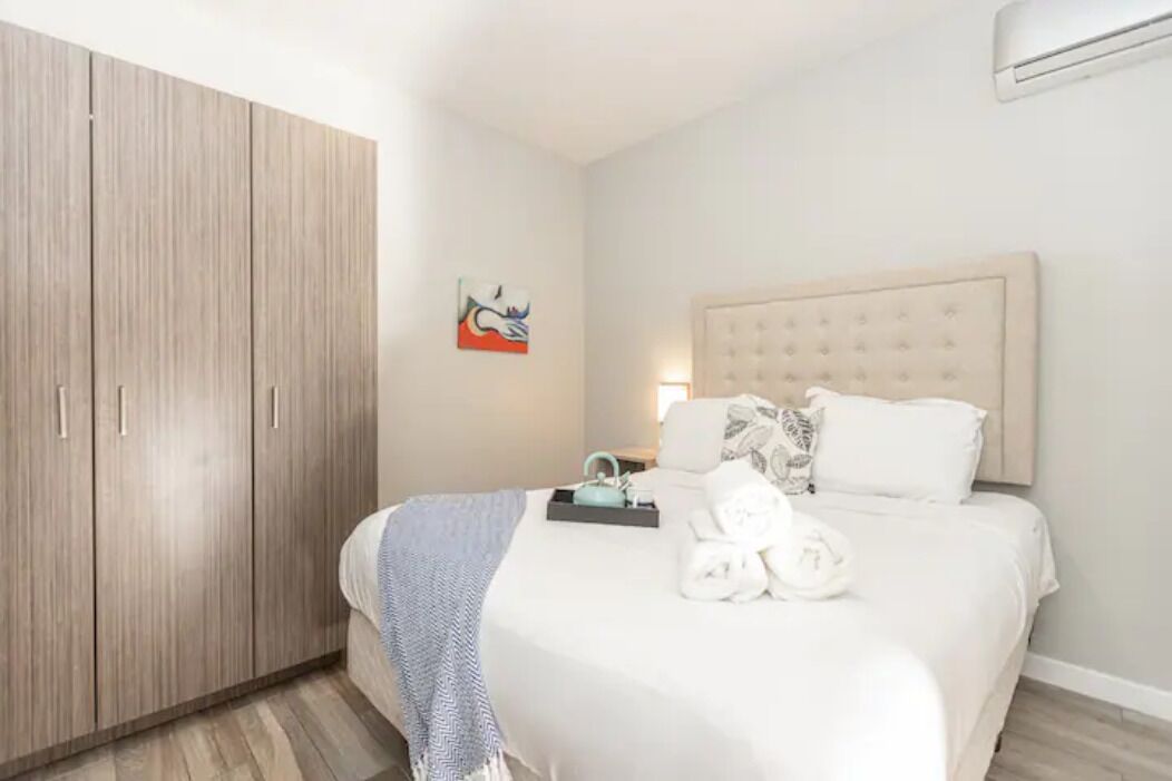 Sunny Downtown Apt. Walk to All. Parking/HBO/WiFi2