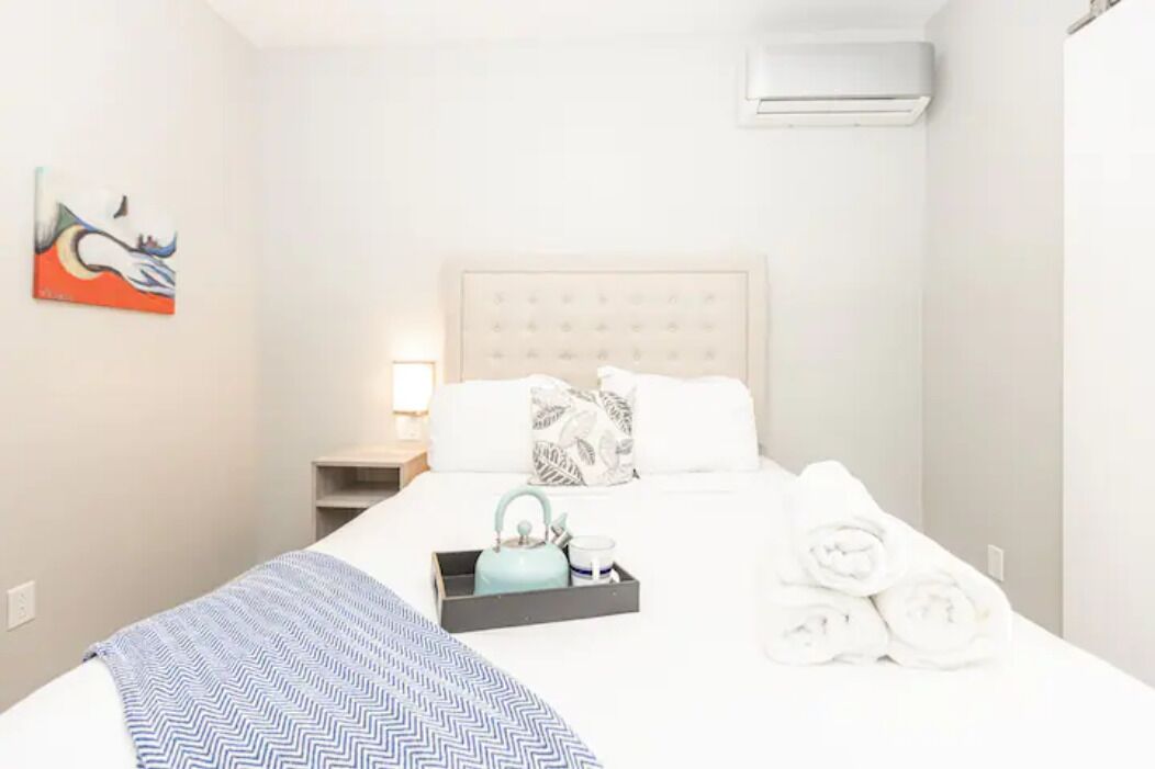 Sunny Downtown Apt. Walk to All. Parking/HBO/WiFi2