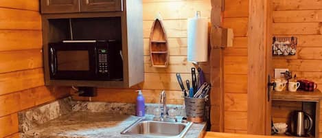 Kjøleskap, mikrobølgeovn, kaffetrakter/tekoker og vannkoker