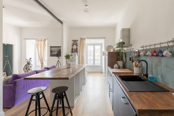 Fridge, oven, coffee/tea maker, cookware/dishes/utensils