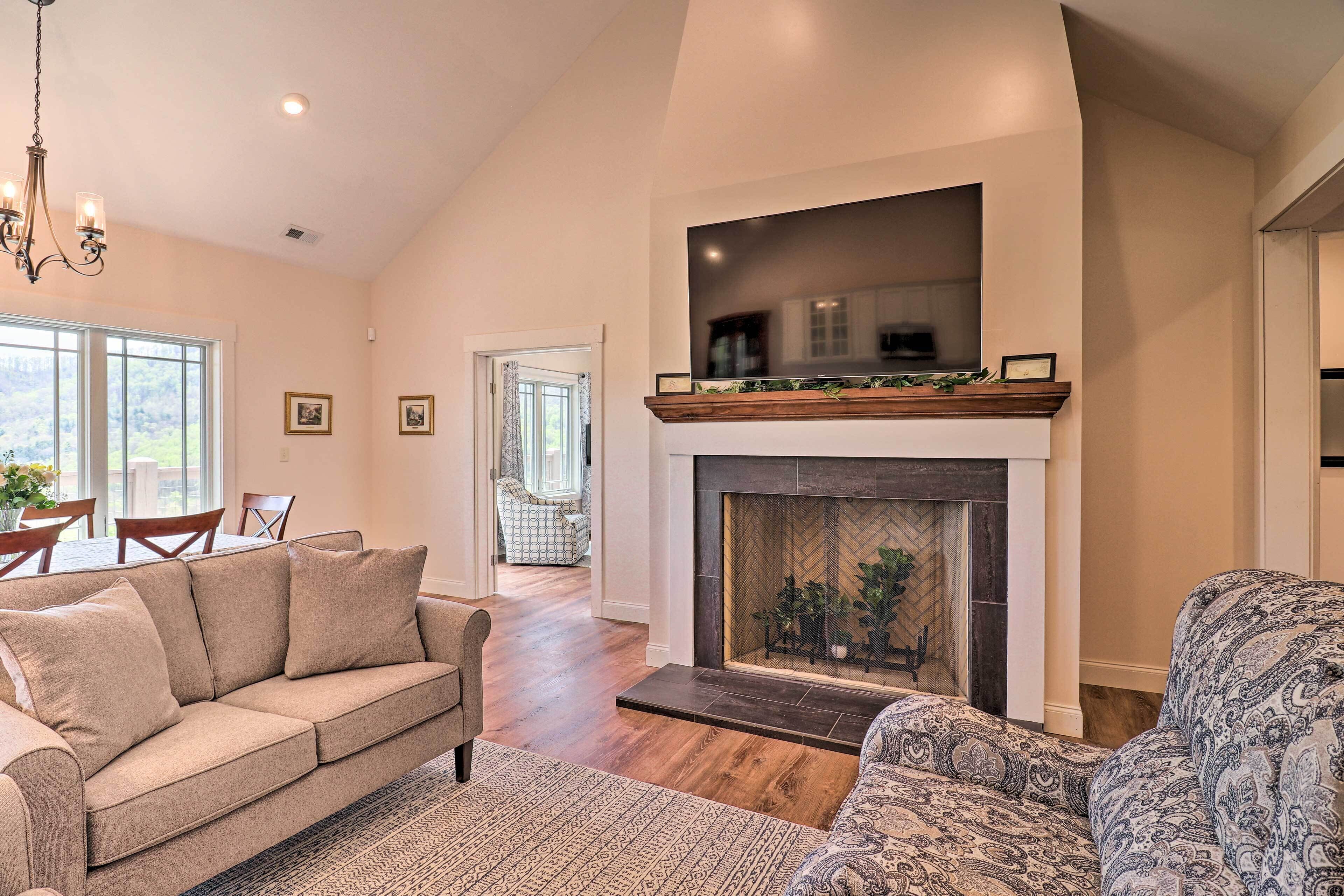 Mountain Refuge w/ View, 12 Mi to Asheville!