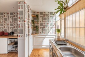 Kühlschrank, Mikrowelle, Ofen, Geschirrspüler