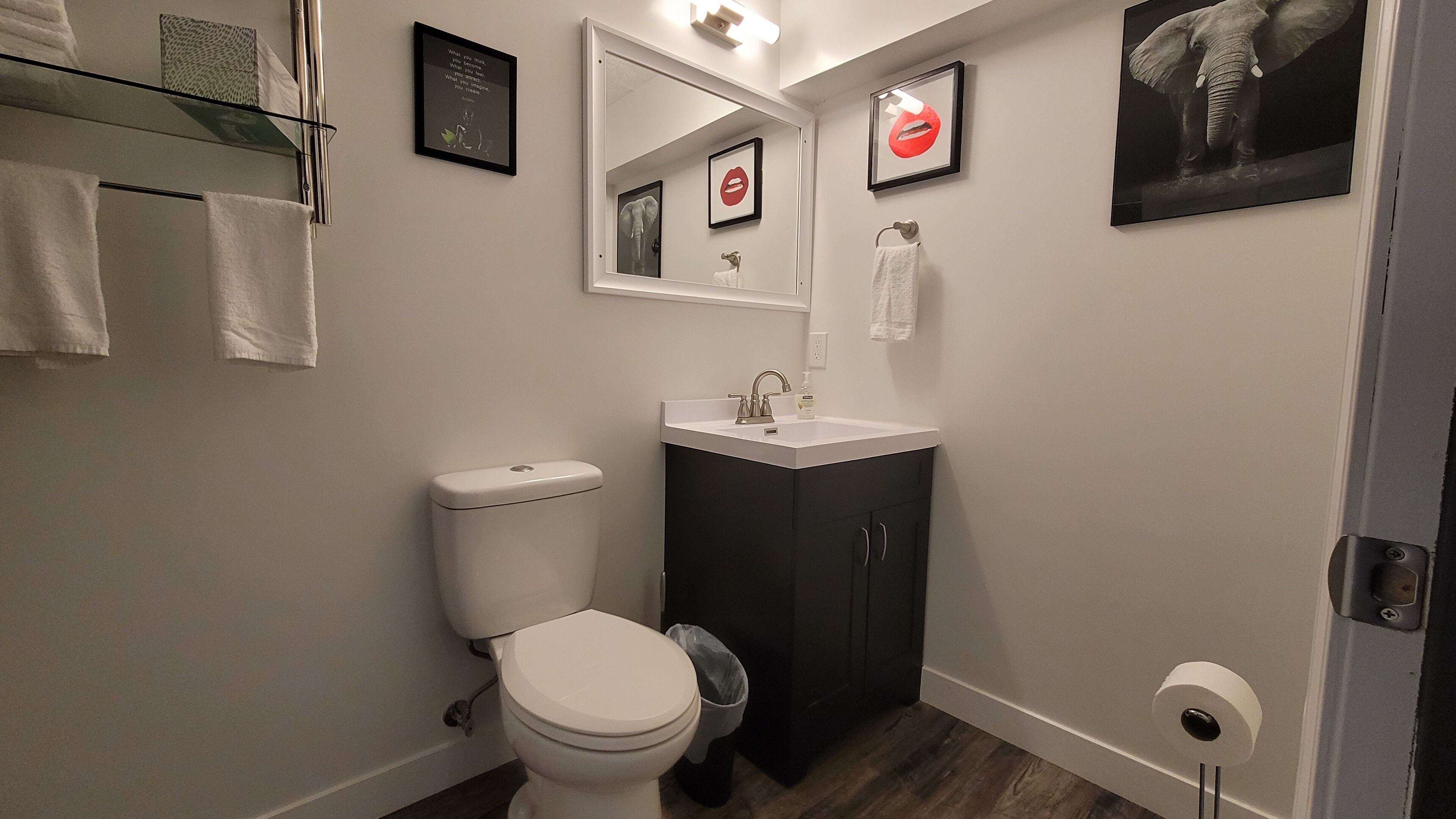 Duschwanne, Haartrockner, Handtücher, Seife