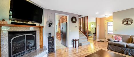 Fernseher, Kamin, DVD-Player, Bücher