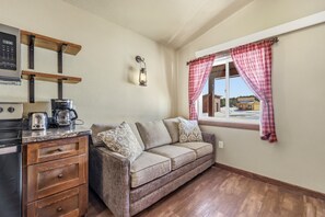 Smart TV - Family-Friendly Old West Cabin Near YNP (Island Park)