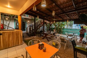Standard Quadruple Room | Living area - Tramonto ROJO Santa Teresa Guest House (Cóbano)