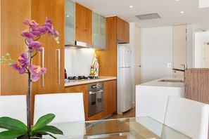 Refrigerador, microondas, horno, placa de cocina