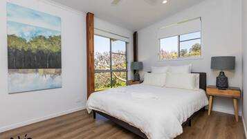 3 bedrooms, iron/ironing board, WiFi, bed sheets
