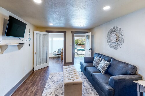 Cozy dog-friendly duplex getaway with fast WiFi & full kitchen