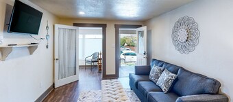 Cozy dog-friendly duplex getaway with fast WiFi & full kitchen